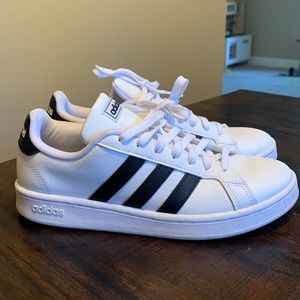 Lightly worn Adidas women’s Grand Court shoes. Size 8.5